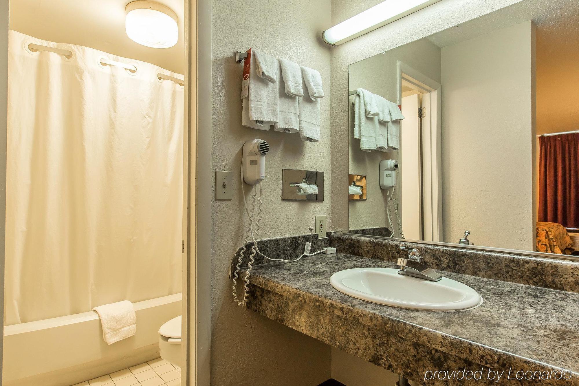 Econo Lodge Скотсбъро Екстериор снимка