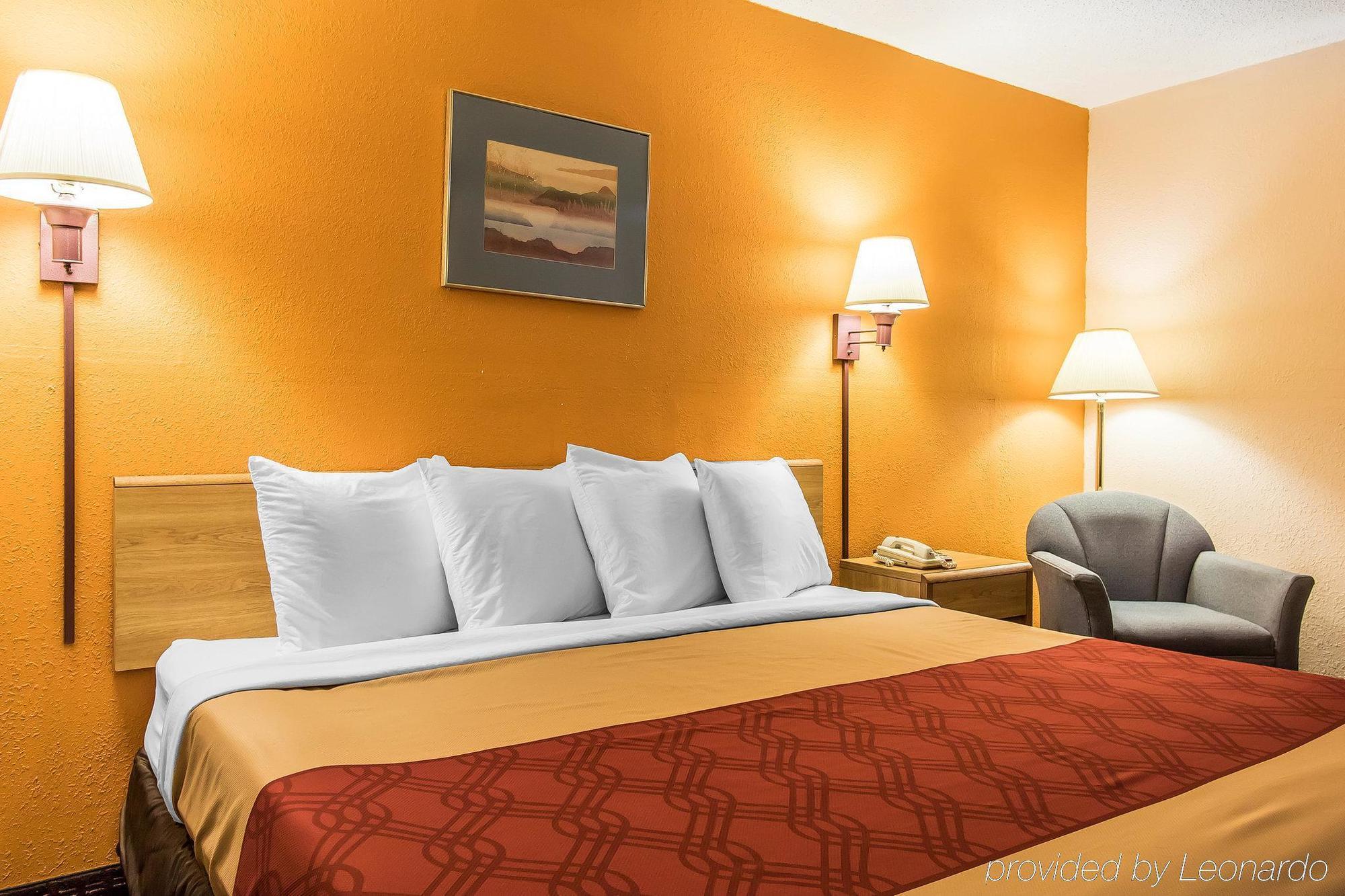 Econo Lodge Скотсбъро Екстериор снимка