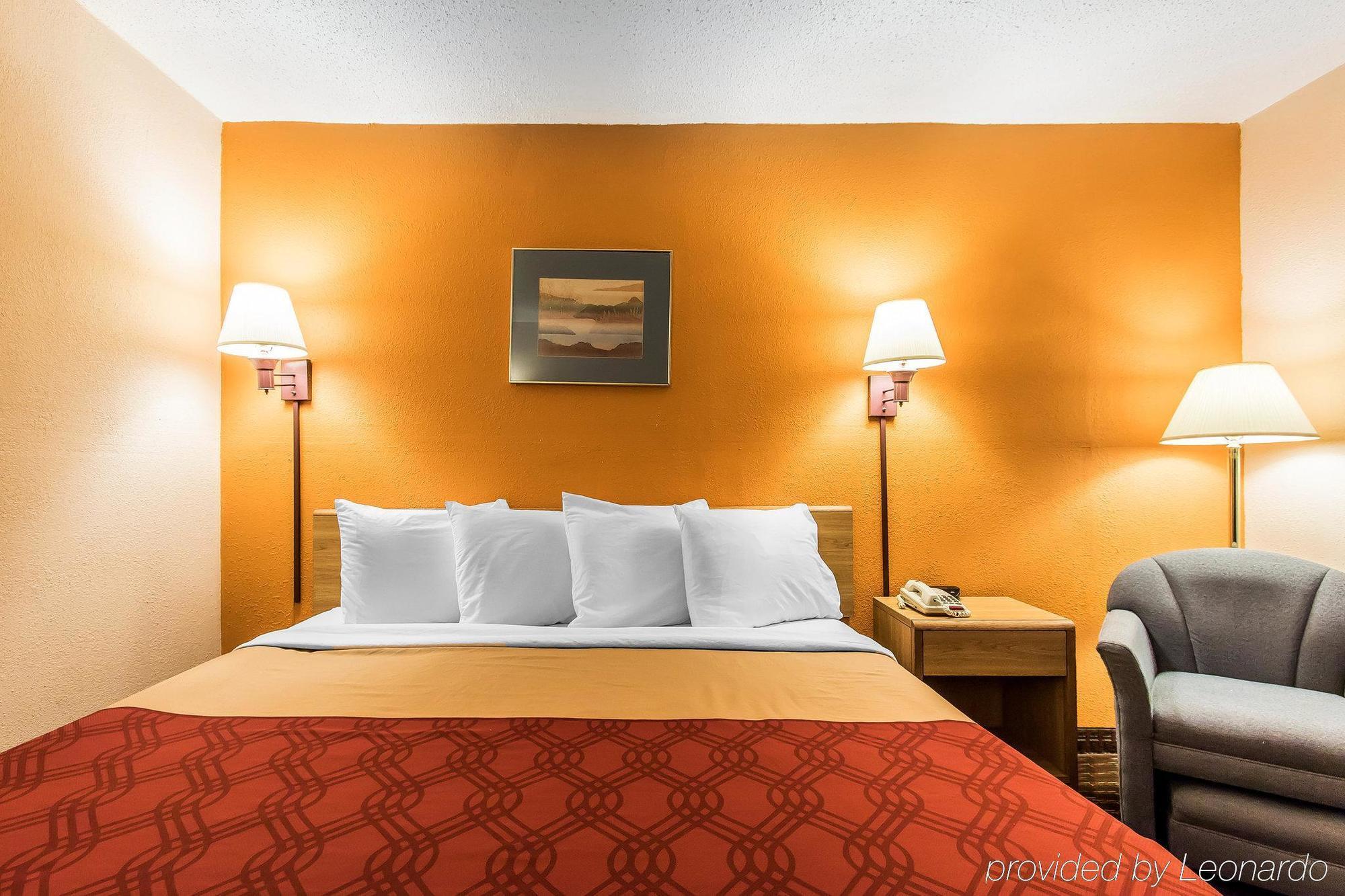 Econo Lodge Скотсбъро Екстериор снимка