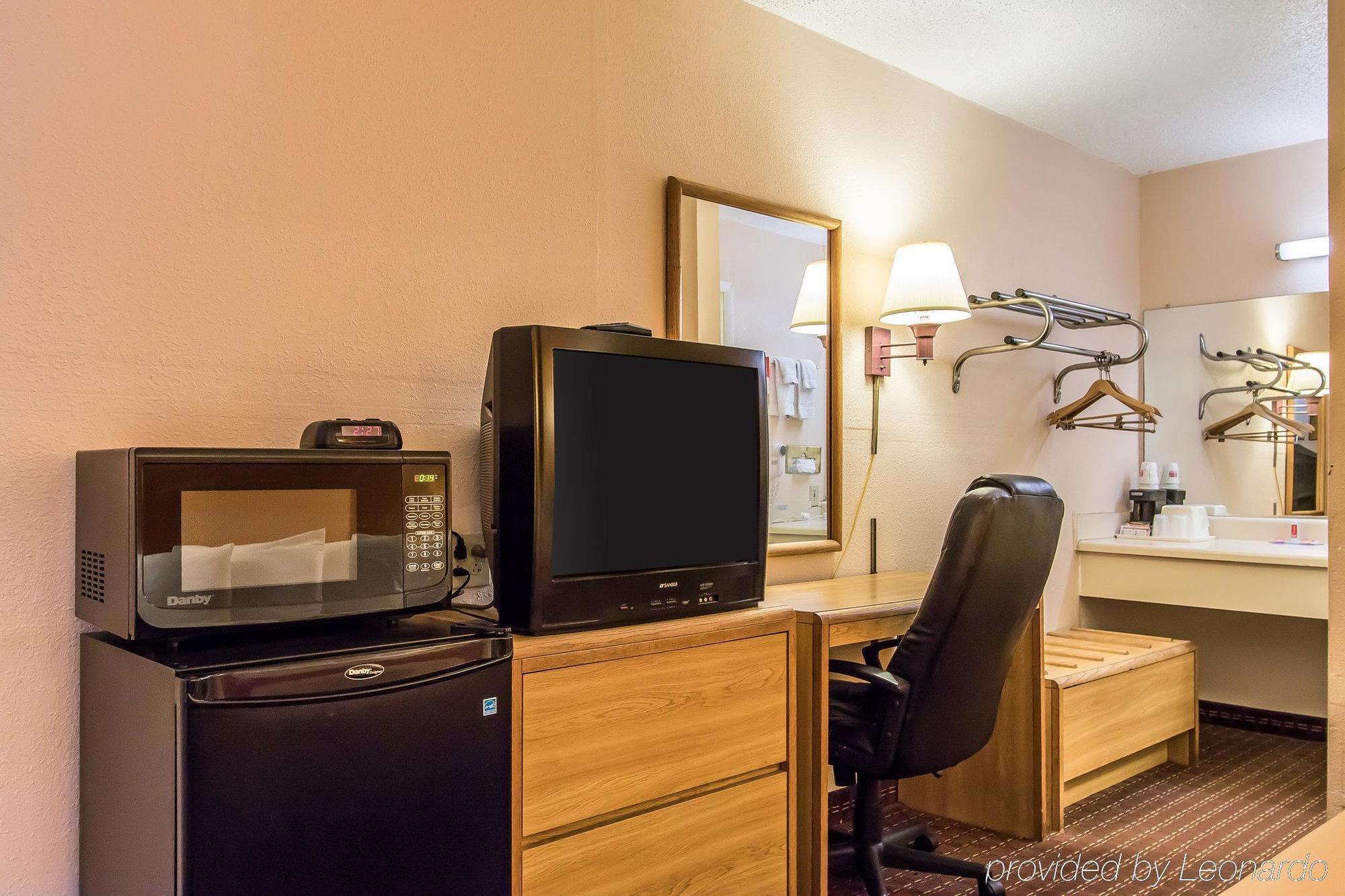 Econo Lodge Скотсбъро Екстериор снимка