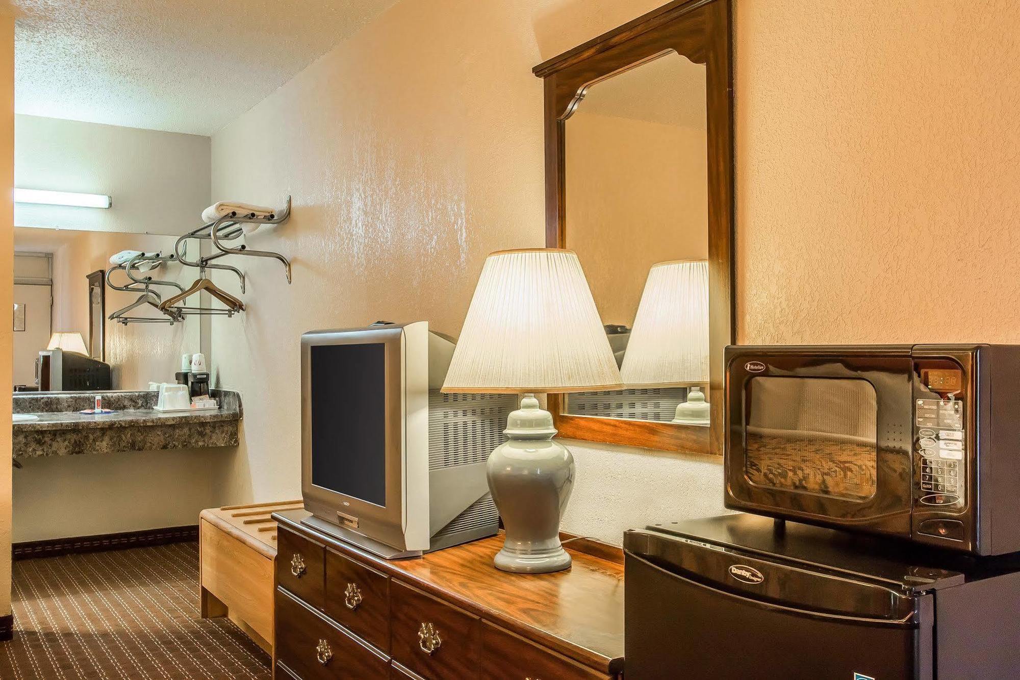 Econo Lodge Скотсбъро Екстериор снимка